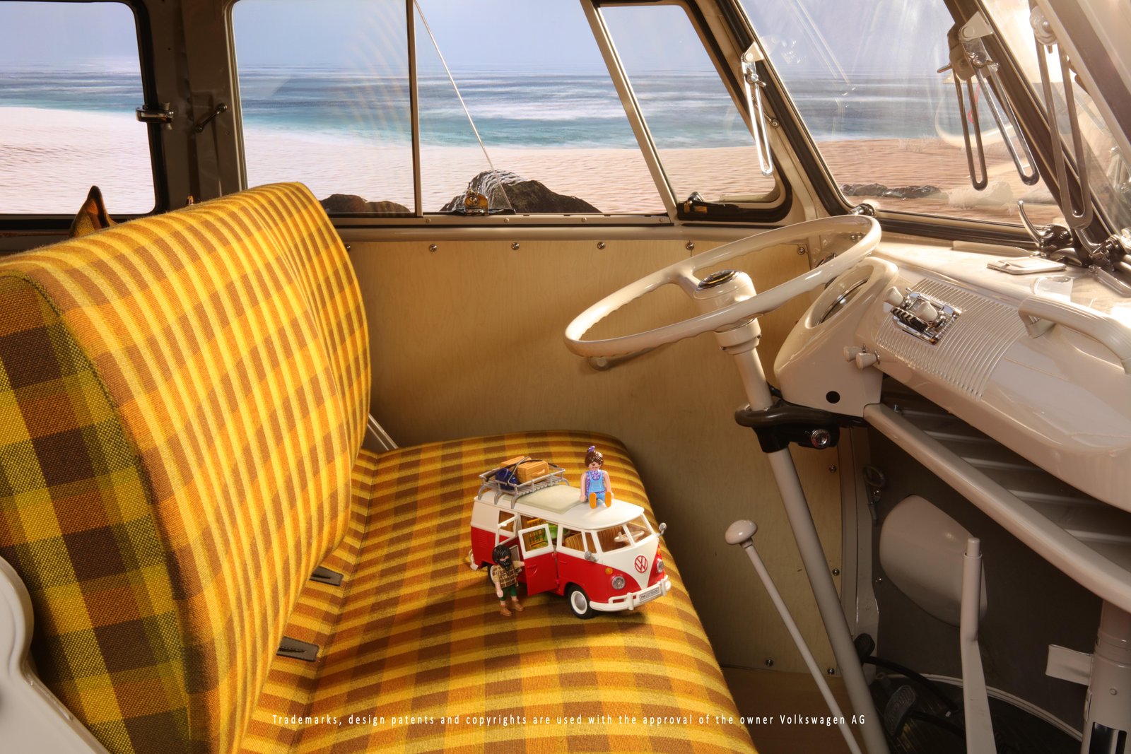 Playmobil-on-splitscreen-seat